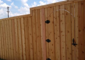 Board on Board Arched Gate w/ Single Trim Top Cap