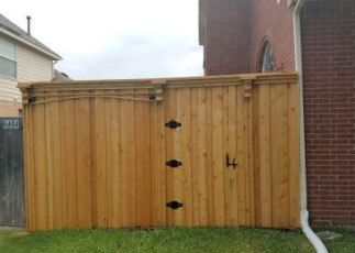 Board on Board Arched Gate w/ Corbell, Double Trim & Top Cap